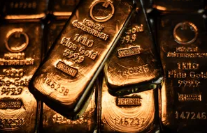 أسعار الذهب تنخفض على الرغم من بيانات التضخم الضعيفة