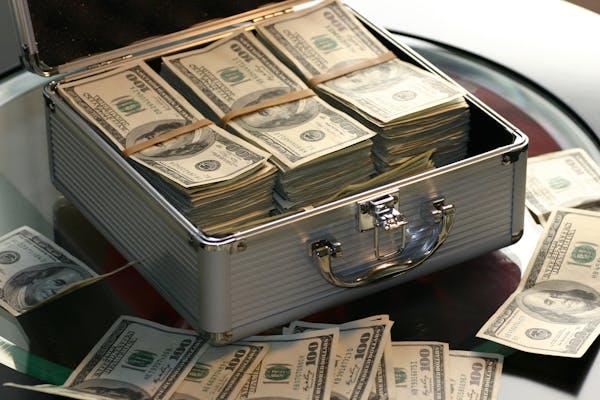 الدولار والأسهم ترتفع بعد قرار محكمة التجارة الدولية الأمريكية وتوقعات الذهب